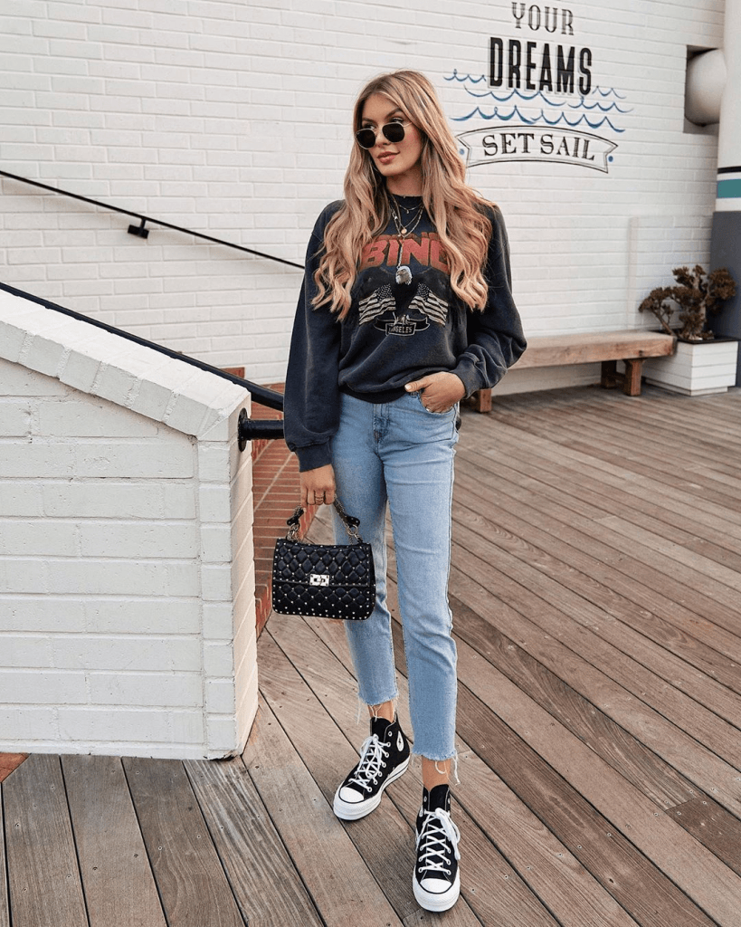Cách phối giày tennis với quần jean giúp bạn thu hút hơn